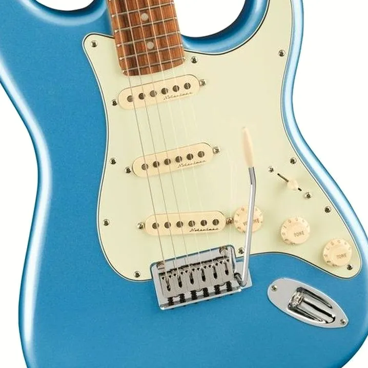 Chitarra elettrica Fender Player Plus Strat Opal Spark Recensione, Test e Confronto