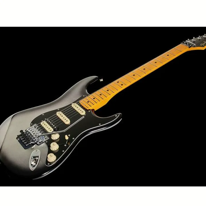 La chitarra elettrica Fender AM Ultra Luxe Strat HSS FR SB Recensione, Test & Confronto