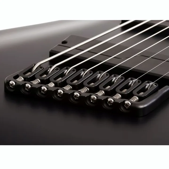 La chitarra elettrica Schecter C-8 MS SLS Elite Evil Twin SBK / Confronto, Test e Recensione