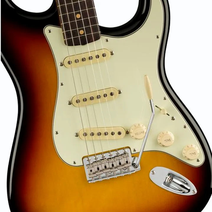 Recensione e prova della chitarra elettrica Fender AV II 61 STRAT RW WT3TB